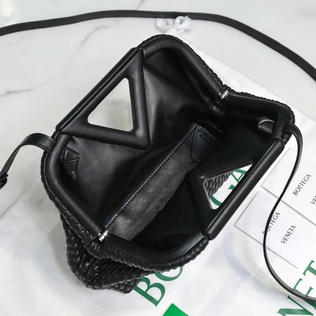 B's new POINT handbag, sheepskin and Losange quilted leather handbag, and the position of the triangular handle also hides a magnet opening and closing design, very retro, replacing the conventional zipper but still leaving enough privacy, with long shoulder straps across the diagonal It has a lazy feel and a full sense of high-end, which will win the hearts of girls~ New style for spring and summer, V-shaped handle design~ Simple and cool, the wind blows~ The size of this mini triangle bag: 24*16*8, model # "6908-1"